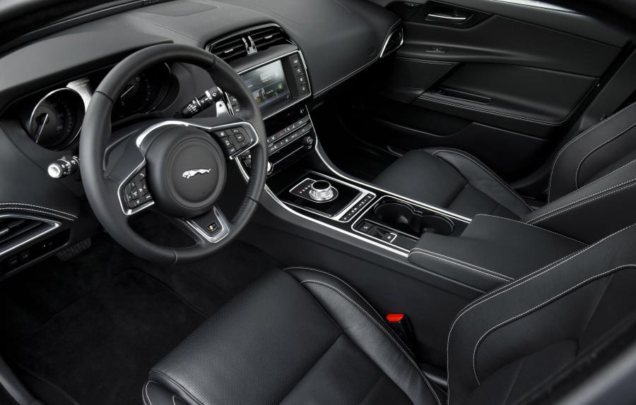  Jaguar XE R Sport 2015 года  (фото 16 из 30)
